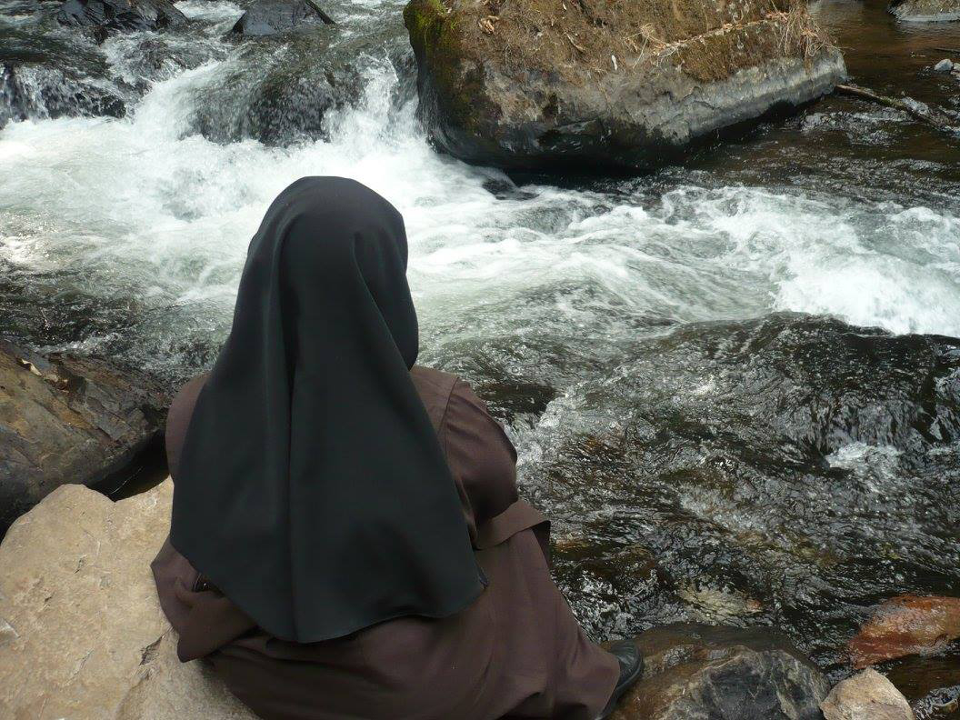 Carmelita contemplando un río